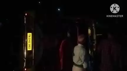 ஆம்பூர்: விவசாய கூட்டத்தில் கலந்துகொண்டு வீடு திரும்பிய போது பச்சக்குப்பம் பகுதியில் வேன் கவிழ்ந்துவிபத்து 10க்கு மேற்பட்டோருக்கு படுகாயம்