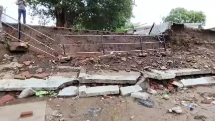 मंडला: महाराजपुर में कॉलोनाइजर की लापरवाही से मंगलेश्वर मंदिर की बाउंड्री वॉल गिरी, पहले जनसुनवाई में दिया था आवेदन