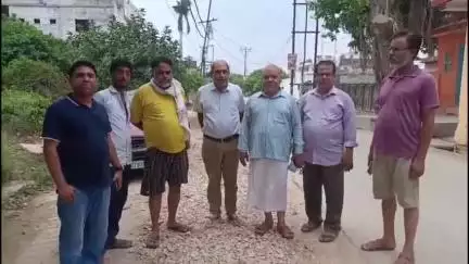 धारा रोड की खराब सड़क को लेकर स्थानीय लोगों ने किया प्रदर्शन, निर्माण कार्य में लापरवाही का लगाया आरोप