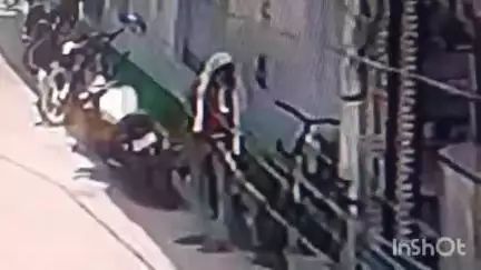 एटा: शिकोहाबाद रोड पर गुमान सिंह यादव वाली गली से आरोपी का साइकिल चोरी करते हुए सीसीटीवी वीडियो आया सामने