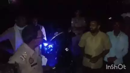 एटा: शिकोहाबाद रोड पर उद्देतपुर नगला तेली में जगह के विवाद पर लड़ाई की सूचना पर देर रात पहुंची पुलिस, वीडियो आया सामने
