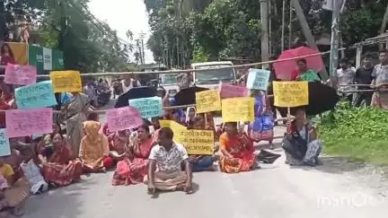 কোচবিহার ১: রাস্তা সংস্কারের দাবিতে আদর্শ তরুণ সংঘ ক্লাবের সামনে পথ অবরোধ করে বিক্ষোভ স্থানীয় বাসিন্দাদের 
#jansamasya