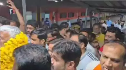 ललितपुर: ललितपुर में जल शक्ति मंत्री स्वतंत्र देव सिंह का रेलवे स्टेशन पर भव्य स्वागत हुआ