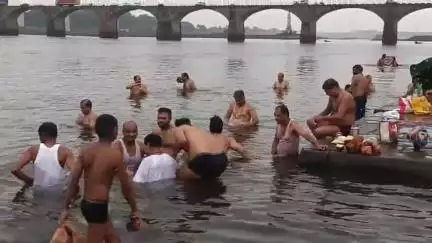 बड़वाह: आषाढ़ अमावस्या पर बड़वाह के नर्मदा घाट पर उमड़ी श्रद्धालुओं की भीड़