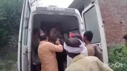 राजघाट के पास संदिग्ध परिस्थितियों में युवक का खून से लथपथ मिला शव, हत्या की जताई गई आशंका