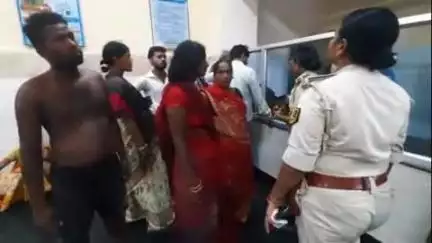 बिहार: कोशुक पुल के पास शादी से इनकार करने पर युवक ने ई-रिक्शा से उतारकर महिला से की मारपीट, महिला हुई जख्मी