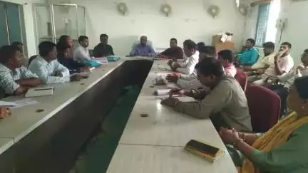 मारगोमुंडा: मारगोमुण्डा प्रखण्ड कार्यलय में BDO ने कर्मियों के साथ बैठक कर संचालित योजनाओं का किया समीक्षा दिए कई निर्देश।