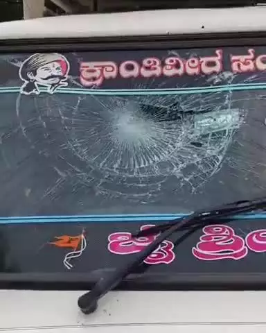 ಶೋರಾಪುರ: ನಗರದ ಹೊರವಲಯದಲ್ಲಿನ ಕವಡಿಮಟ್ಟಿ ರಸ್ತೆಯಲ್ಲಿ  ಕೊಡೆಕಲ್‌ಗೆ ಹೊರಟಿದ್ದ ರೈತರ ಮೇಲೆ ಕಿಡಿಗೇಡಿಗಳಿಂದ ಹಲ್ಲೆ,ವಾಹನ ‌ಜಖಂ