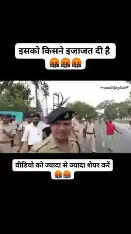 कानून की कौन सी किताब में लिखा है कि बिना हेलमेट वाले को लाठी से मारना चाहिए। दोषी पुलिस वाले पर सख्त से सख्त कार्यवाही।