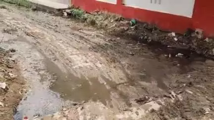 ताखा: ताखा ब्लॉक क्षेत्र के ग्राम नगला बंधा में सालों से जर्जर पड़ी सड़कों से परेशान ग्रामीणों ने किया विरोध प्रदर्शन
