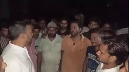 कोल: कमालपुर में ट्रांसफार्मर न बदलने से 8 दिन से अंधेरे में डूबा गांव, ग्रामीणों ने हंगामा कर कार्रवाई की मांग की