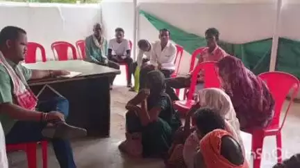 ब्यौहारी: बारिश में ढहा आदिवासियों का घर, ब्यौहारी विधायक के पास पहुंचे आखटपुर के लोग