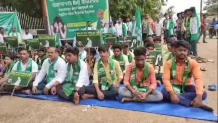 କାମାକ୍ଷାନଗର: ଗୋପାଳପୁର ଛାତ୍ରୀ ଗଣଦୁଷ୍କର୍ମ ଓ ଛାତ୍ରୀ ନିର୍ଯ୍ୟାତନା ବିରୋଧରେ ବୁଧବାର ୧୦ଟାରେ ବିଜେଡି ତରଫରୁ ଆନ୍ଦୋଳନ ଉପସ୍ଥିତ ରହିଲେ ଏନଏସି ଅଧ୍ୟକ୍ଷ