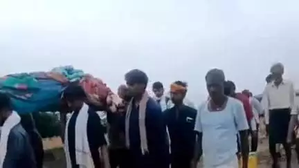 पीपलदा: इटावा के सिनोता ग्राम पंचायत में श्मशान घाट न होने से बरसात में दाह संस्कार में परेशानी, ग्रामीण बोले अधिकारी नहीं सुनते