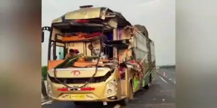 ताखा: उसराहार थाना क्षेत्र के आगरा-लखनऊ एक्सप्रेसवे पर खरगुआ के पास हुआ भीषण हादसा