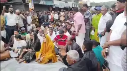 கூடலூர்: 'தொடர்ந்து பலியாகும் மனித உயிர்கள்' - நடவடிக்கை எடுக்க கோரி பாடந்துறையில் சாலை மறியல் #localissue