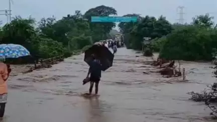 अक्कलकुवा: अंकलेश्वर बऱ्हाणपूर महामार्गावर वाण्याविहीर गावाजवळील वरखेडी नदीवरील पूल पाण्याखाली वाहतूक ठप्प