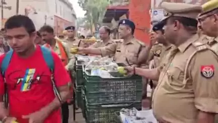 कर्वी: एसपी ने आषाढ़ मास अमावस्या मेले में आए श्रद्धालुओं को रामघाट में फल वितरित किए