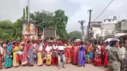 गुमला: धान का बीज न मिलने से किसान सड़क पर उतरे, गुमला-छत्तीसगढ़ मार्ग को किया जाम