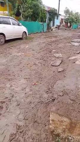 महारानी लक्ष्मी बाई वार्ड  भाटिया टोला में बरसात के मौसम में सड़क किसकी हुई खराब आम जनता परेशान