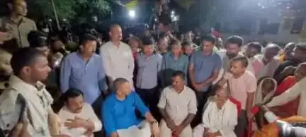 नौगांव: कांग्रेस प्रदेश अध्यक्ष जीतू पटवारी ने मृतक पंकज प्रजापति के घर जाकर परिजनों से संवेदना व्यक्त की