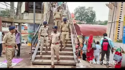 कर्वी: डीआईजी ने अमावस्या मेला क्षेत्र रामघाट, निर्मोही अखाड़ा का भ्रमण कर सुरक्षा व्यवस्था का लिया जायजा