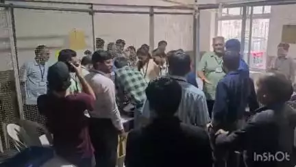 ગણદેવી: ગણદેવીમાં સર કાવજી જહાંગીર શાળા ખાતે અધિકારીઓની હાજરીમાં થઈ રહી છે મતગણતરી, પ્રાંત અધિકારીએ સંભાળી વ્યવસ્થા
