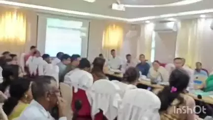 কোচবিহার ১: জেলাশাসকের কনফারেন্স রুমে বিভিন্ন জেলার লাইব্রেরীগুলোর উন্নতিকরন নিয়ে বিশেষ বৈঠক উপস্থিত মন্ত্রী।