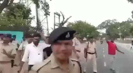 ऐसे बेरहमी से मारने का हक कौन दिया नाबालिग बच्चे हैँ अगर हेलमेट नहीं पहना या लाइसेंस नहीं है तो चालान काटो, गाड़ी सीज करो, इन्हें किस कानून के तहत कैमरे पर इस तरह पीटा जा रहा है 

ये अधिकारी है या पहलवान