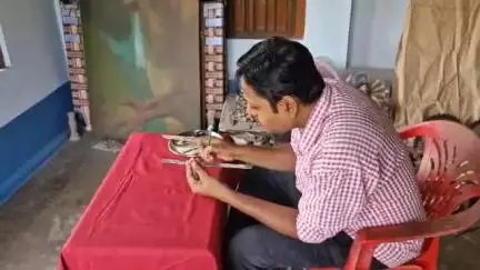 ব্যারাকপুর ১: মাটি ও কাগজ দিয়ে হাফ ইঞ্চির জগন্নাথ বলরাম ও সুভদ্রা দেবদেবীর মূর্তি করলেন পলতার দেবপ্রসাদ মালাকার