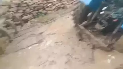 हटा: मड़ियादो: पटेली मोहल्ले में कीचड़ भरा रास्ता बना परेशानी, ट्रैक्टर फंसा, वीडियो वायरल