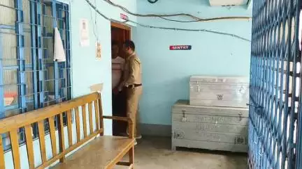 কৃষ্ণনগর ১: জাল নোটসহ দুজনকে গ্রেফতার করলো কৃষ্ণনগর কোতোয়ালি থানার পুলিশ,পেশ করা হয় কৃষ্ণনগর জেলা আদালতে