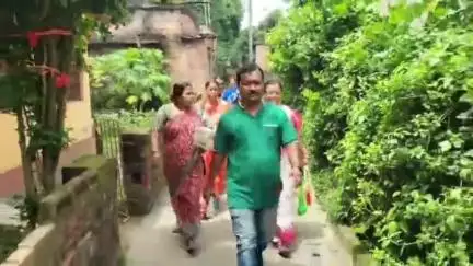 বারুইপুর: বাড়ি বাড়ি জগন্নাথ ধামের প্রসাদ পৌঁছে দিলেন বারুইপুর পৌরসভা 16 নম্বর ওয়ার্ডের কাউন্সিলর
