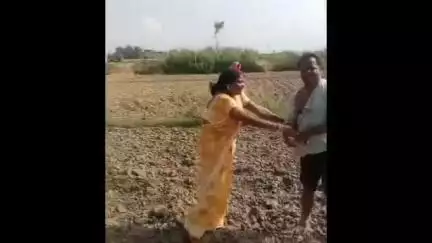 हाटा: भिसवा बाजार में जमीनी विवाद को लेकर दो पक्षों में हुई मारपीट में एक महिला हुई अचेत, वीडियो हुआ वायरल