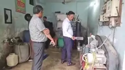 हरिद्वार: खाद्य सुरक्षा विभाग की टीम ने ओल्ड इंडस्ट्रियल एरिया में सोडा बोतल बनाने वाले दो प्लांटों में की छापेमारी