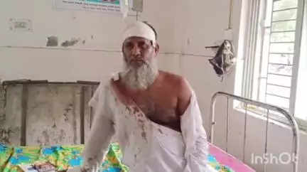 হরিশ্চন্দ্রপুর ১: সালিশি সভায় উপস্থিত না হওয়ায় ভবানীপুরে বৃদ্ধ বাবা ও সৎ মা কে বাড়িতে ঢুকে বেধরক মারধর করলো ছেলেরা।