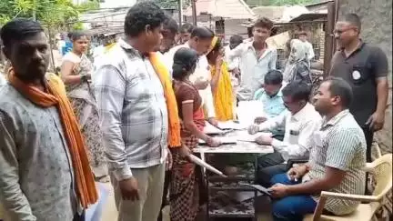 यावल: बोरावल गेट भागात आदिवासी भिल्ल वस्तीत शिबिर घेत अतिक्रमण कुटुंबांचे भोगाधिकार प्रमाणपत्र करिता प्रस्ताव तयार करणे सुरू
