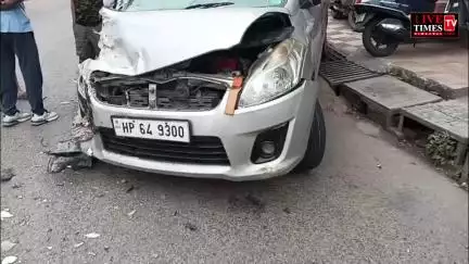 सोलन : ट्रक ने कार को मारी टक्कर और मौके से हुआ फरार।
