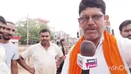 कुदरा: कुदरा सकरी पंचायत में NHAI के सर्विस रोड के लापरवाही से कीचड़ एवं जल जमाव से आवागमन हुआ बाधित जनता  में मची आक्रोश।