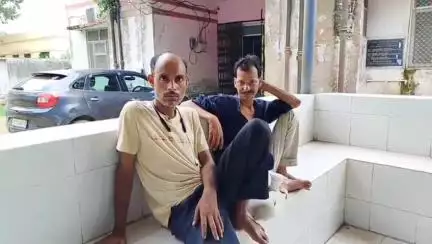 उन्नाव: शहर के खजुरियाबाग में बिजली विभाग की लापरवाही से किशोर की मौत, पोस्टमार्टम हाउस में परिजनों ने लगाया आरोप