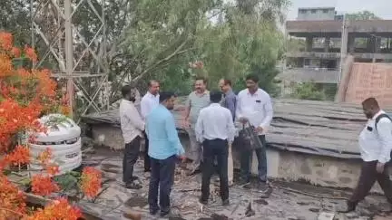 मालेगाव: मालेगावात शोले स्टाईल आंदोलन आंदोलन.. अपर जिल्हाधिकारी कार्यालय आवारात मोबाईल टॉवर चढून शोले स्टाईल आंदोलन..
