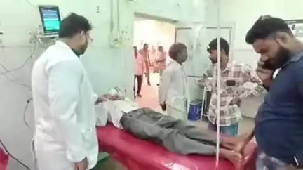 बदायूं: न्योली हरनाथपुर गांव में खेत पर मक्का की फसल की रखवाली करते समय टांड पर सो रहे किसान को सांप ने काटा, हालत गंभीर