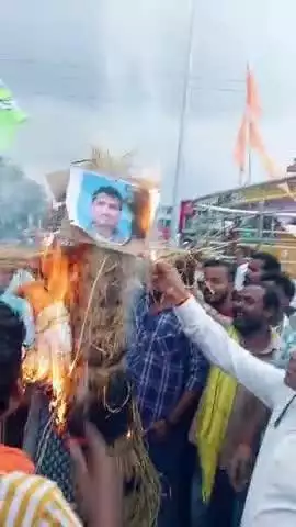 जैनामोड तिलका मांझी चौक पर JLKM द्वारा बुंडू विधायक आजसू के तिवारी महतो की पुतला दहन