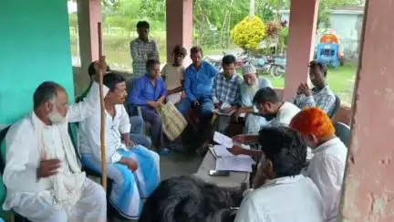 कोचाधामन: बिरवा में जिला परिषद सदस्य ने लगाया जनता दरबार, लोगों की समस्याओं से हुए रूबरू