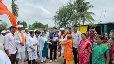 प्राथमिक आरोग्य केंद्र माणिक दौंडी यांच्या अंतर्गत वारकऱ्यांना प्रथमोपचार किट.