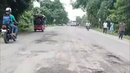 মৰঙী: ৩৯ নং ৰাষ্ট্ৰীয় ঘাইপথৰ জৰাজীৰ্ণ ৰূপ, ঠায়ে ঠায়ে পথত দ গাঁত, ৰঙাজানত জাঙুৰ খাই উঠিছে ছাত্ৰ মুক্তি সংগ্ৰাম সমিতি