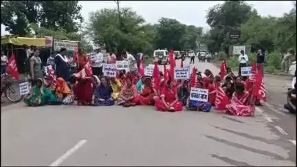 जांजगीर: मड़वा प्लांट में नौकरी की मांग को लेकर भू-विस्थापितों ने किया चक्का जाम, विधायक व्यास कश्यप भी हुए शामिल