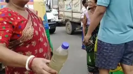 উদয়পুর: পানীয় জলের জন্য রাস্তা অবরোধে বসলো গ্রামবাসী, ঘটনা উদয়পুর খিলপাড়া গ্রাম পঞ্চায়েত এলাকায় #jansamasya