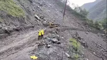 रुद्रप्रयाग: केदारनाथ यात्रा मार्ग के सोनप्रयाग में 4 घंटे के लिए रोके गए यात्री, अगले चार घंटे के लिए आवागमन पर लगी रोक