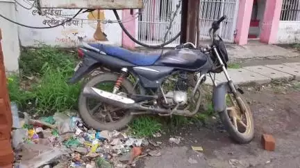 जावरा: ढोढर पुरानी चौकी के सामने एक महीने से प्लैटिना बाइक लावारिस हालत में खड़ी, व्हाट्सएप पर वीडियो वायरल